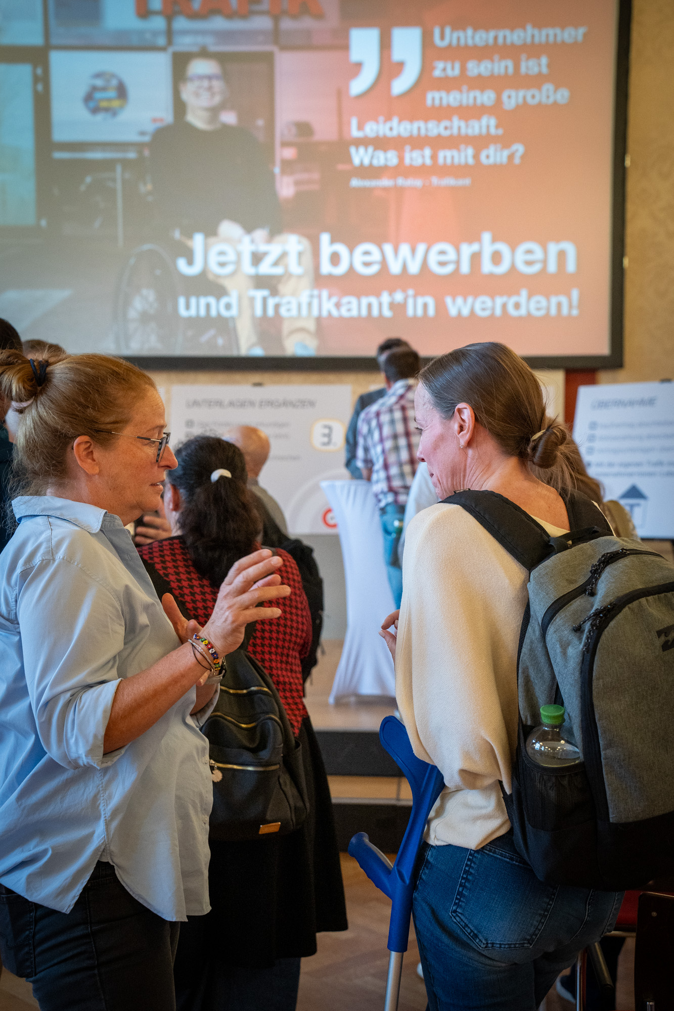 Eventpartnerin unterhält sich mit Interessentin 