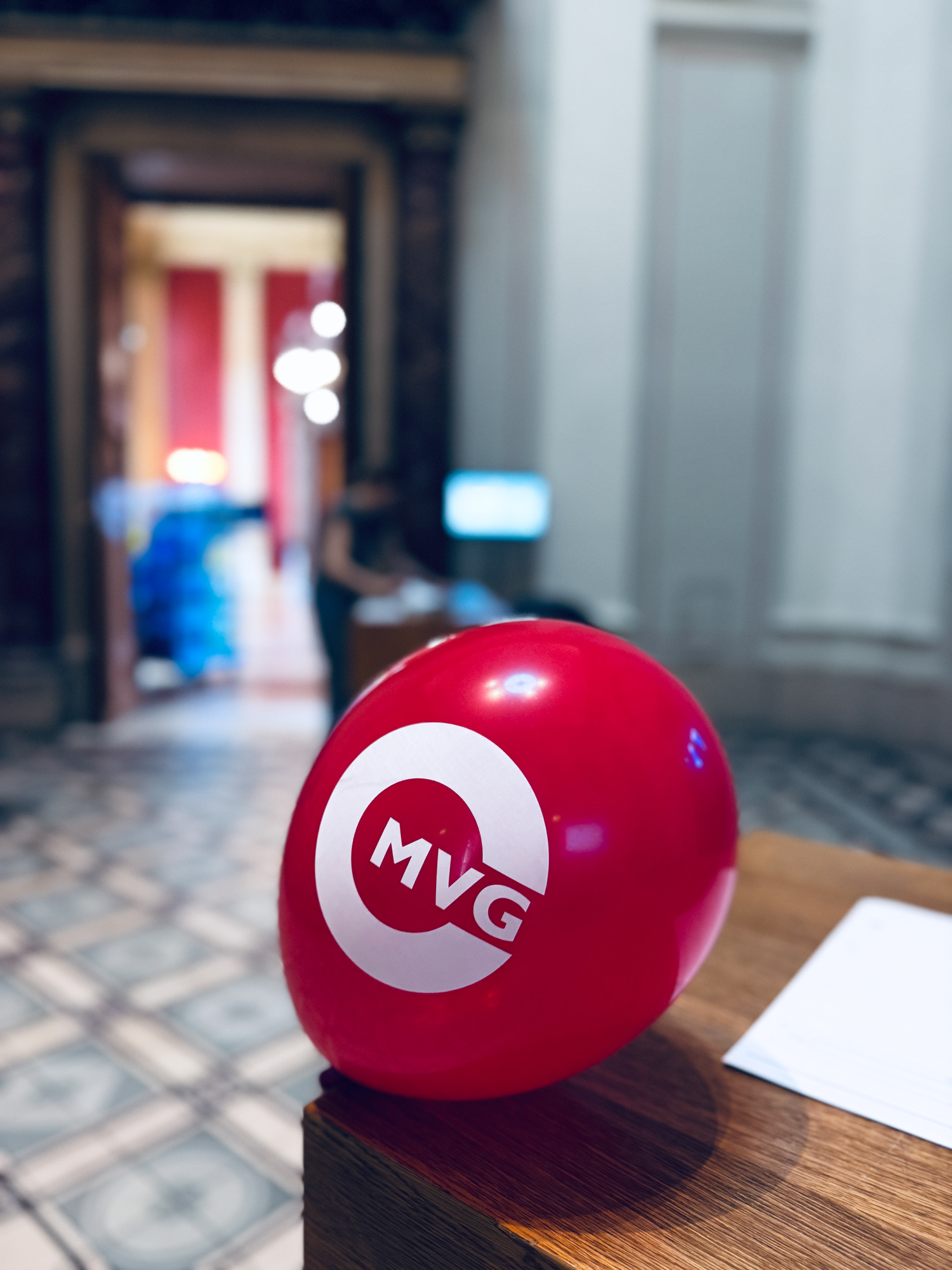 Roter Luftballon mit MVG Logo 